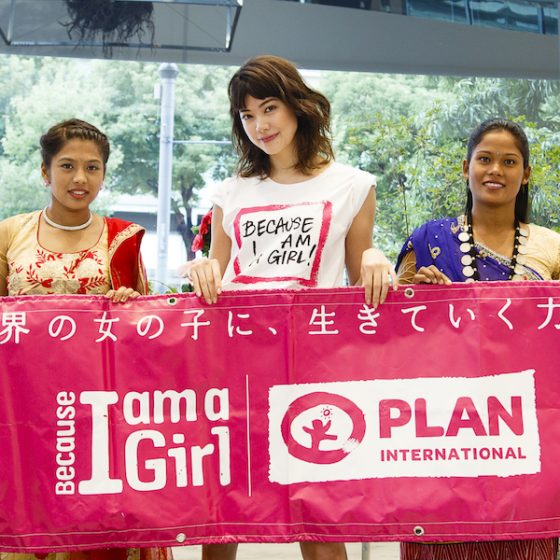 森星さんが世界中の女の子を応援　オリジナルデザインのTシャツでスピーチ