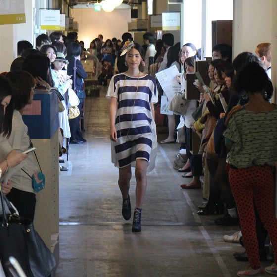 廃校になった校舎の廊下で行われたエシカルファッションショー。