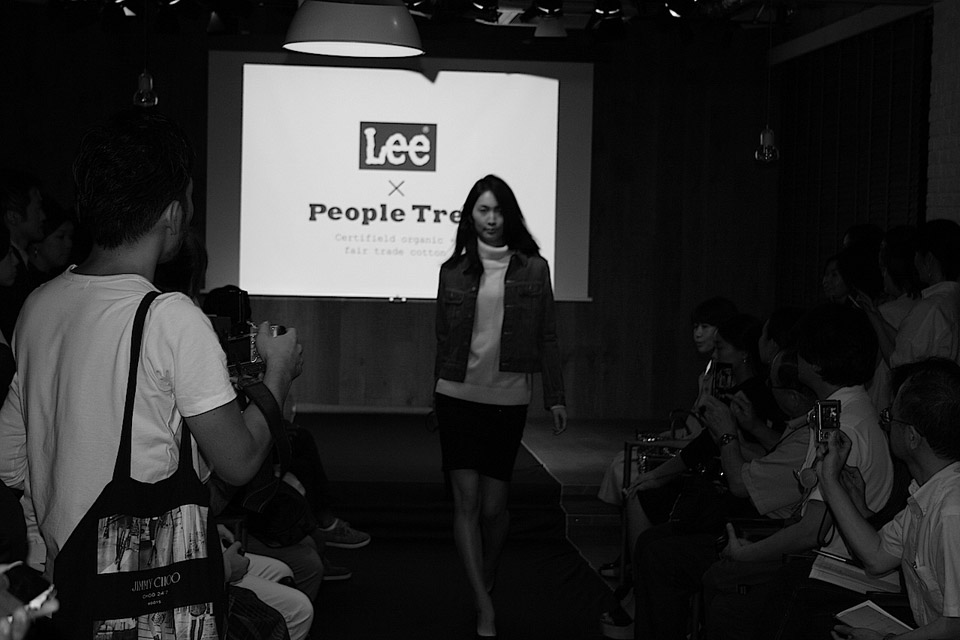 LEEとPeople Treeの初コラボ商品オーガニックコットンデニムのファッションショー