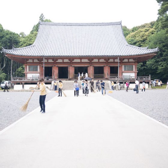 イケア社員が醍醐寺を清掃、僧侶と意見交換　日本文化に根付くサステナビリティ