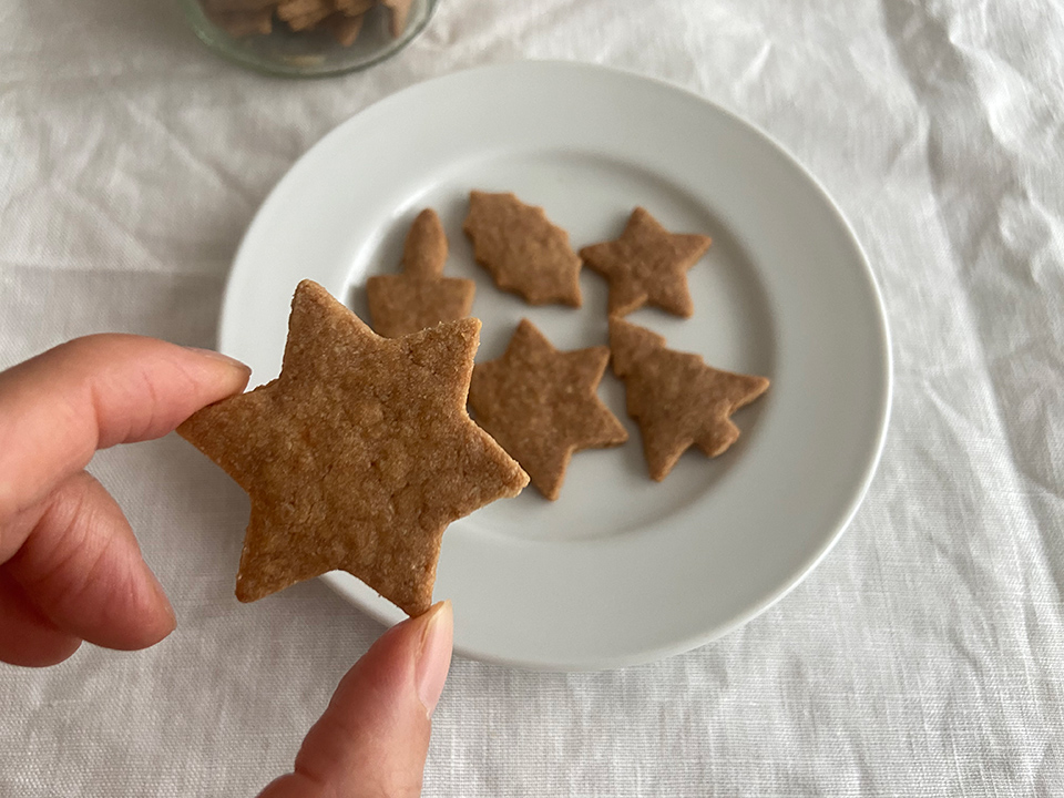 【連載】季節のプラントベースレシピ　（第15話）「クリスマスのおやつに。米粉のスパイスクッキー」
