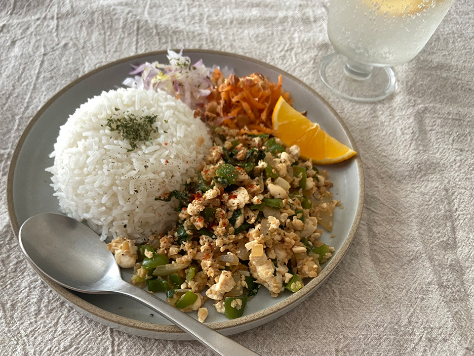 【連載】季節のプラントベースレシピ（第30話）「プラントベースでも満足感たっぷり。大葉香る和風ガパオライス」