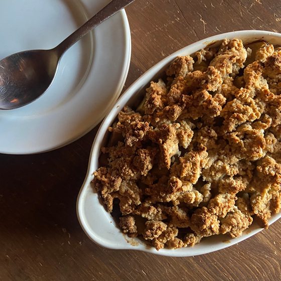 【連載】季節のプラントベースレシピ（第34話）「秋の実りを味わう、りんごとさつまいもの米ぬかクランブル」