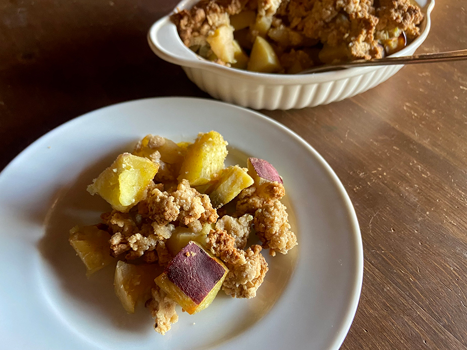 【連載】季節のプラントベースレシピ（第34話）「秋の実りを味わう、りんごとさつまいもの米ぬかクランブル」