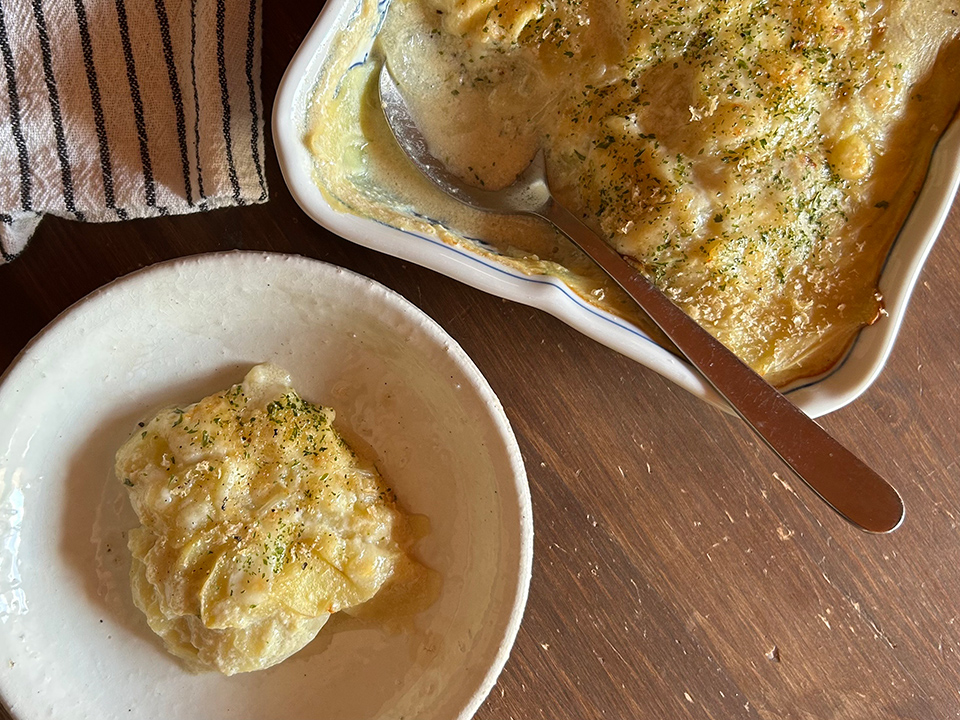 【連載】季節のプラントベースレシピ（第35話）「簡単だけど満足感たっぷり。じゃがいもの即席豆乳グラタン」