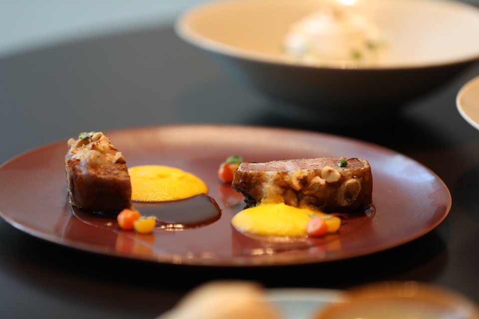 プルマン東京田町で味わう、国際女性デーに贈るミシュラン一つ星シェフの特別メニュー　ミモザコースを体験